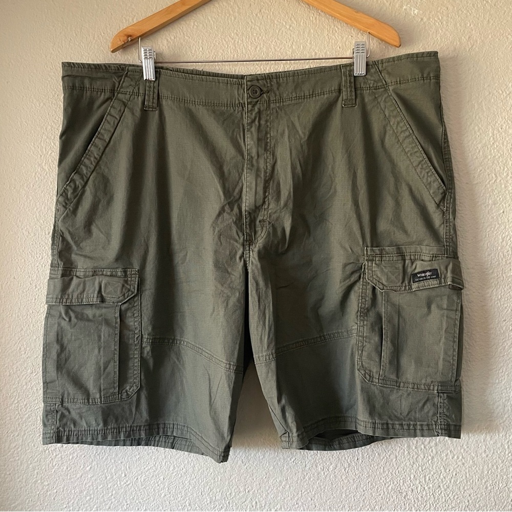 Wrangler Relaxed Fit Cargo Shorts Men’s 42 Green Utility Hiking Outdoor Tech